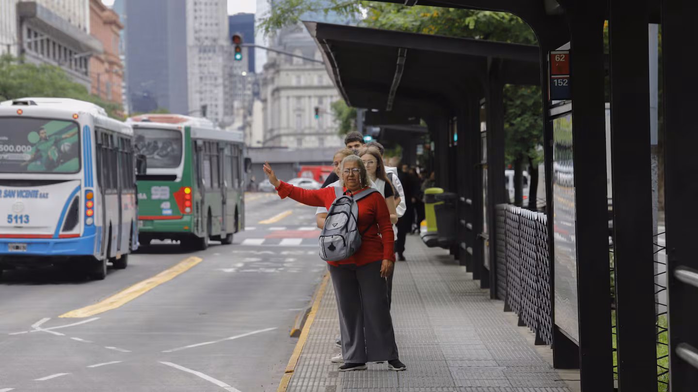 El Gobierno busca frenar un paro de colectivos y convocó a las empresas.