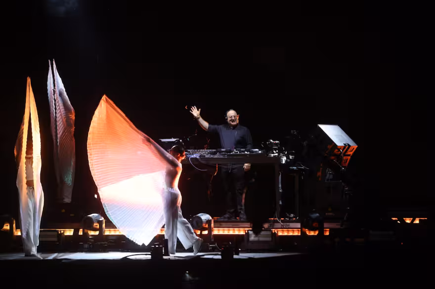 El ‘cura DJ’ brindó un show en Plaza de Mayo con música electrónica y oraciones para recordar al papa Francisco 