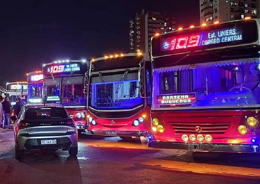 Emotiva despedida para la histórica Línea 109: una multitud acompañó “la última vuelta” en Liniers 