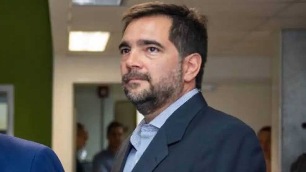 Detuvieron al extitular de Arsat tras hallar más de US$650.000 y droga en su departamento.